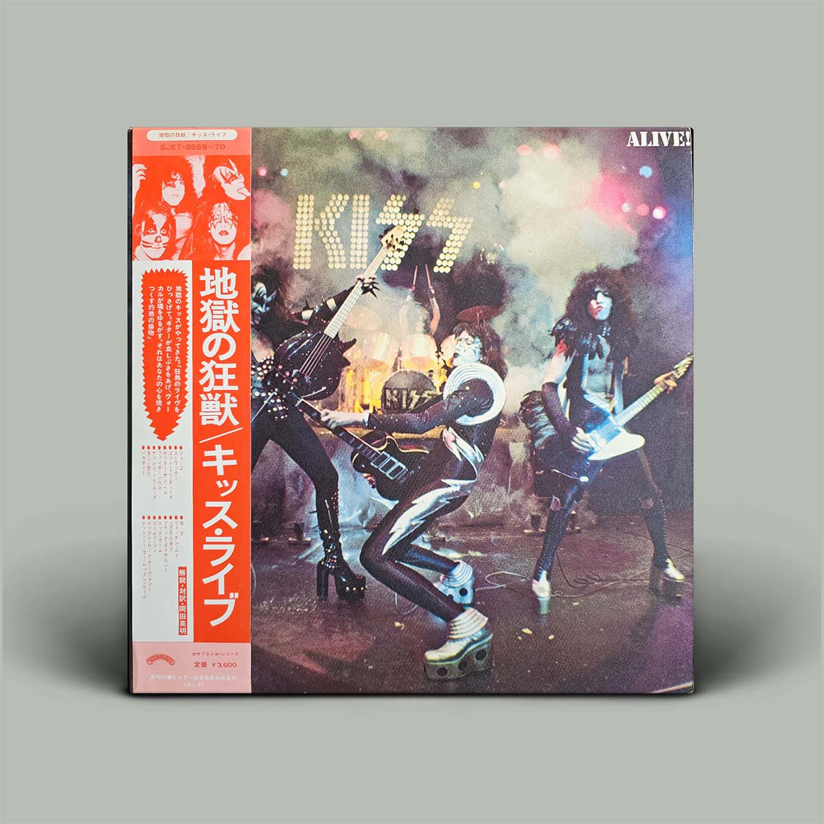Vinyl record cover with a band performing on stage, featuring the band name 'Kiss' and Japanese text.