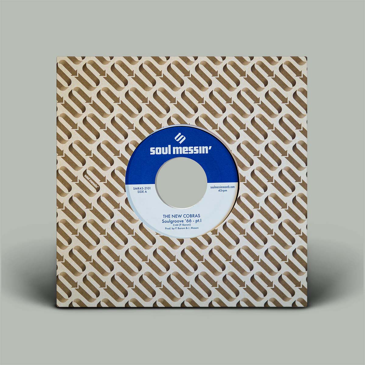 Sleeve cover with pattern on it and blue and white circle in the middle